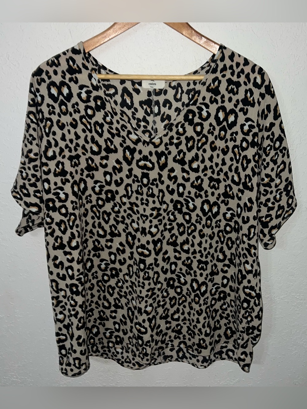 Entro Leopard Animal Print V-Neck Blouse Size Large.